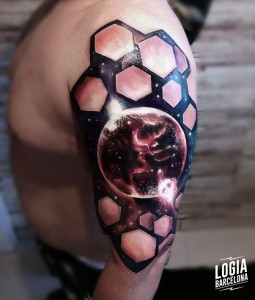 tatuaje_planeta_universo_color_brazo_logia_barcelona_vinni_mattos